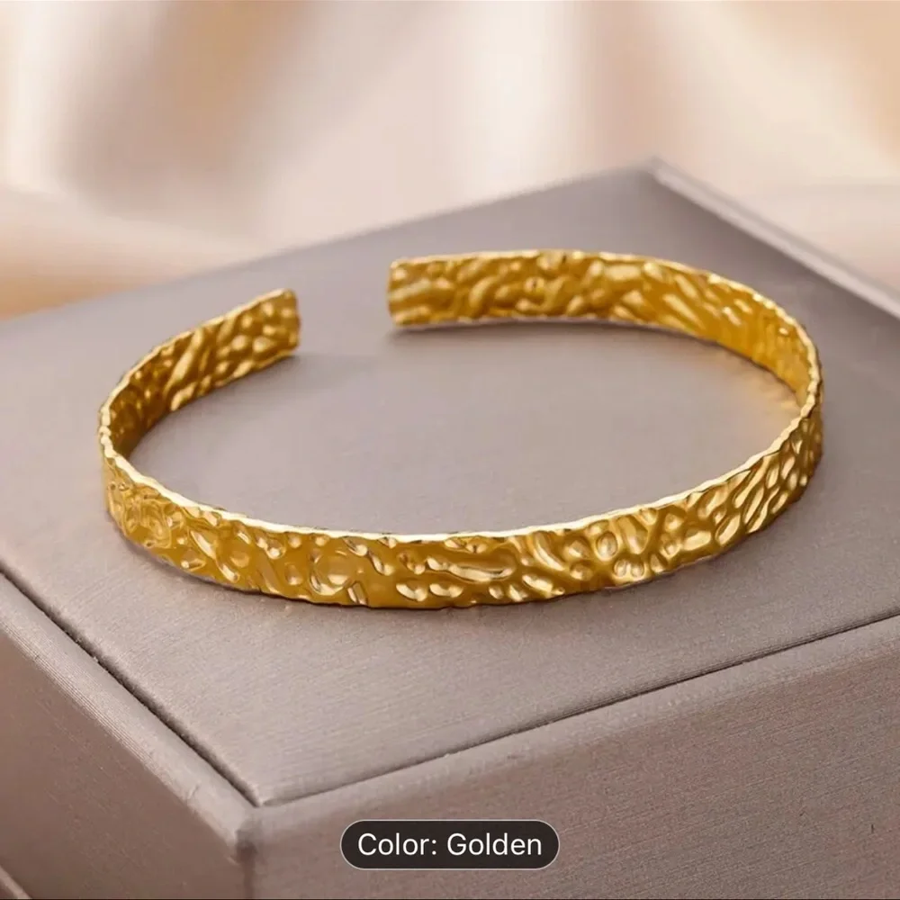 Delicate Hammered Texture Cuff Bracelet
Stainless Steel 18K Plated Elegant Style - Picture 1 of 8